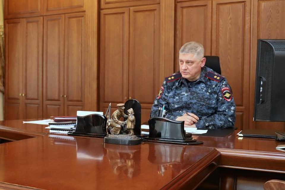 Генерал награжден именным пистолетом. Фото: ГУ МВД РФ.