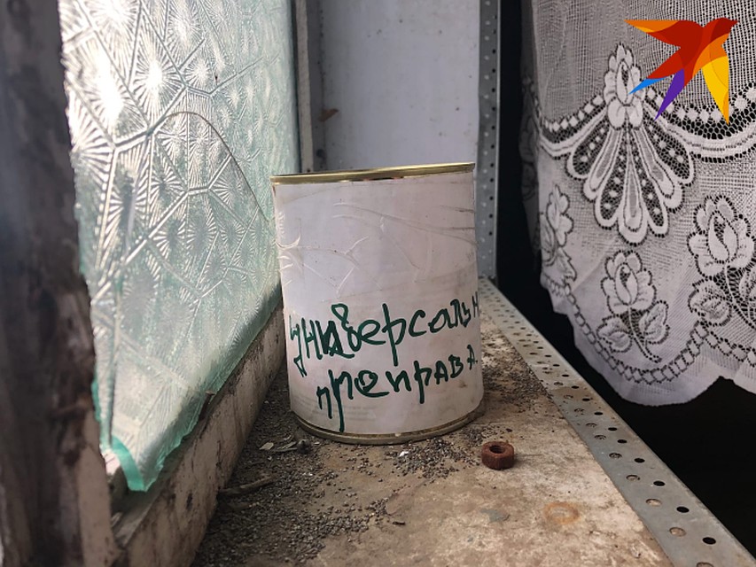 На подоконнике удалось найти остатки сахара, банку для приправы и пустой бокс для диска с антивирусом. Фото: Олег ГАЛИМОВ