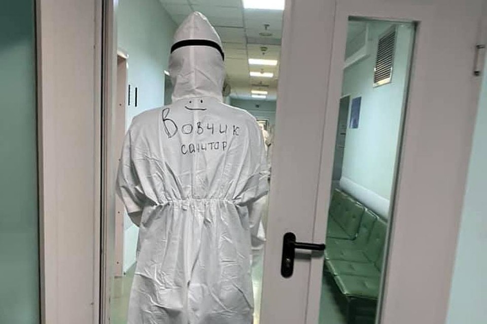 В первую ночь в Лапино Максиму сразу же выдали таблетки и воткнули в руку капельницу, начав лечить. ФОТО: Личный архив