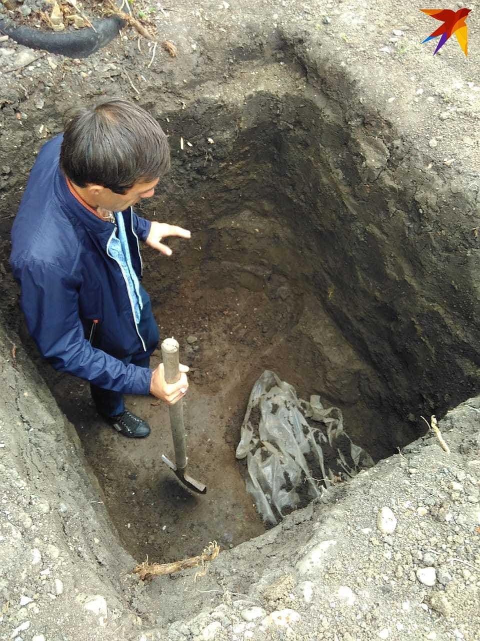 Хозяин дома хотел вырыть яму, чтобы провести канализацию.
