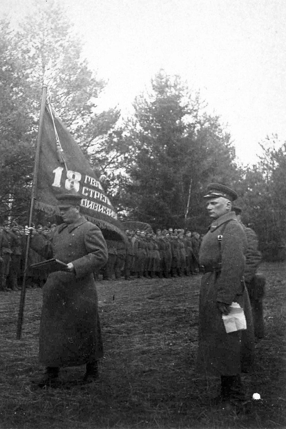 Митинг, посвященный присвоению 133-й звания 18-й гвардейской стрелко- вой дивизии. Под Юхновым, март 1942 г. Фото: ГАНО: Ф.Р – 2371. Оп.1. Д.177. Л.6