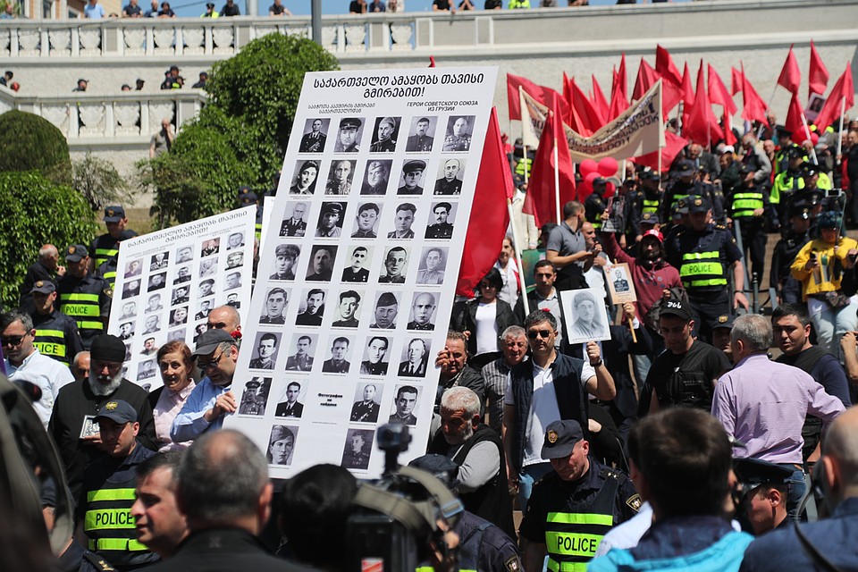 Так выглядели шествия в Тбилиси по случаю 74-й годовщины победы во Второй мировой войне 9 мая 2019 года. Фото: EPA/ТАСС