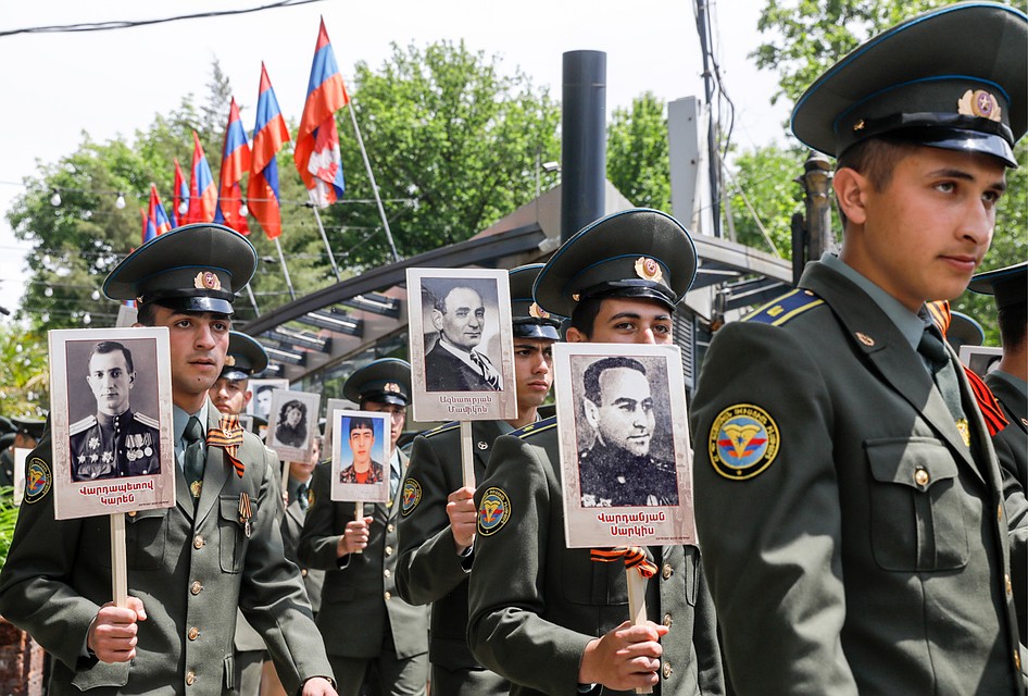 Участники акции памяти "Бессмертный полк" во время шествия в Ереване в День Победы. Фото: Артем Геодакян/ТАСС