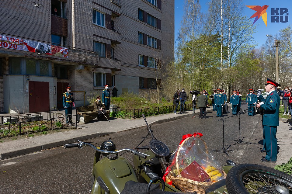 Военные ЗВО сыграли для Рослякова военные песни. Фото: Олег ЗОЛОТО