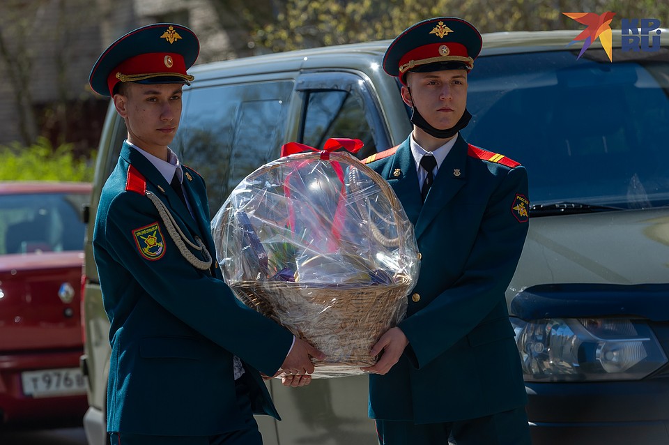 Не остался Валентин Прокофьевич и без подарка – военнослужащие вручили ему большую корзину фруктов. Фото: Олег ЗОЛОТО