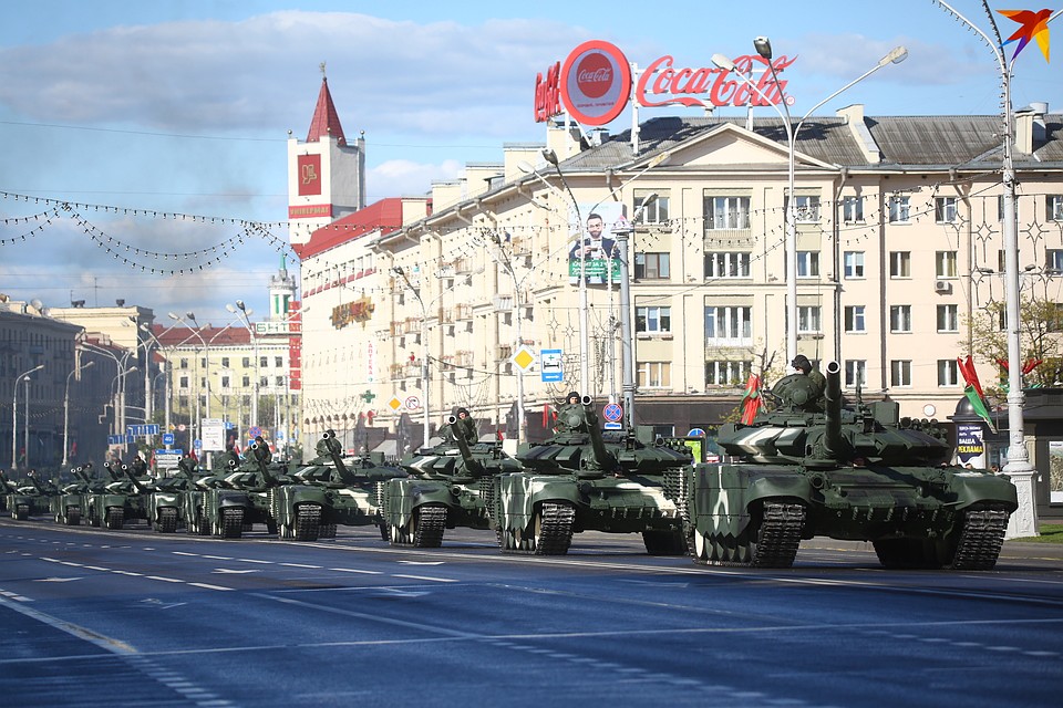 Колонна с военной техникой начала движение из военного городка Уручье. Фото: Святослав ЗОРКИЙ