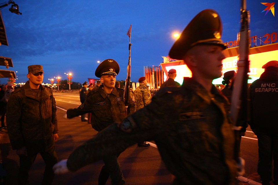 8 мая в 21:00 в Минске прошла генеральная репетиция парада. Фото: Святослав ЗОРКИЙ
