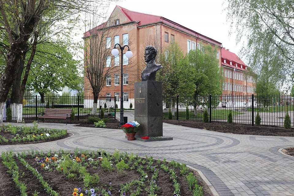 Накануне Дня Победы в Гусеве открылся сквер с бюстом Сергея Ивановича Гусева. Фото: vk.com