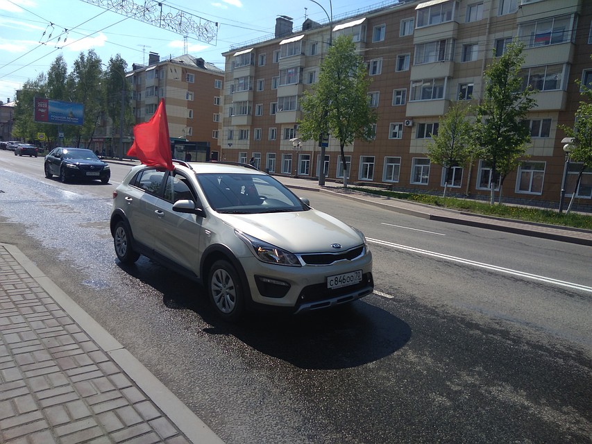 Томичи украшают авто флагами и ездят по улицам города Фото: Елена Реутова