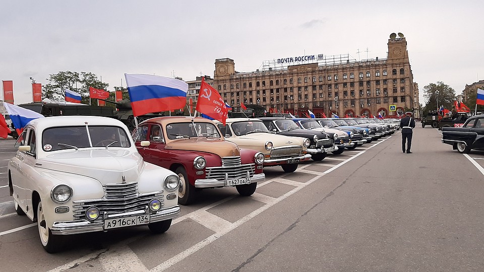 Десятки машины выстроились утром 9 мая на площади Павших борцов Фото: Екатерина СИМОХИНА