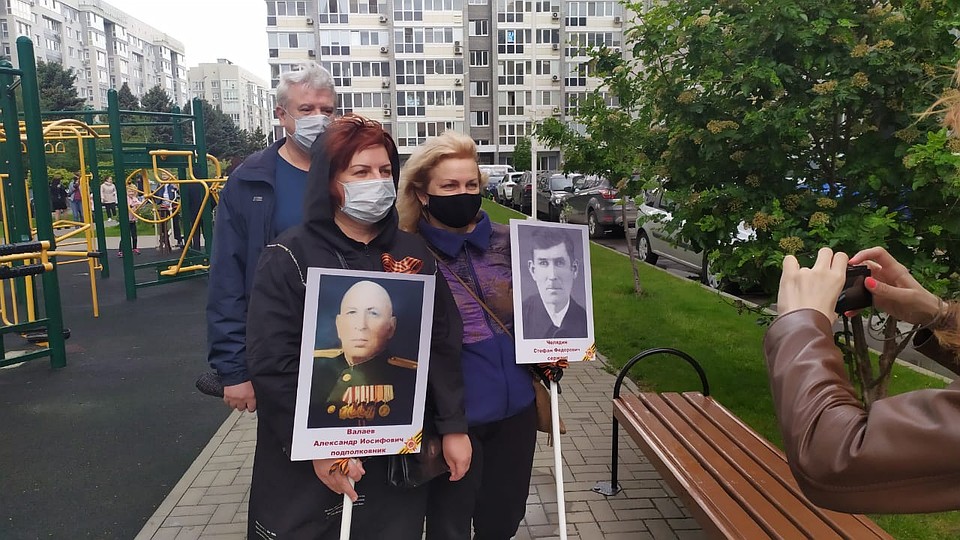 Некоторые люди прошлись с табличками возле своих домов Фото: Дадаян Давид