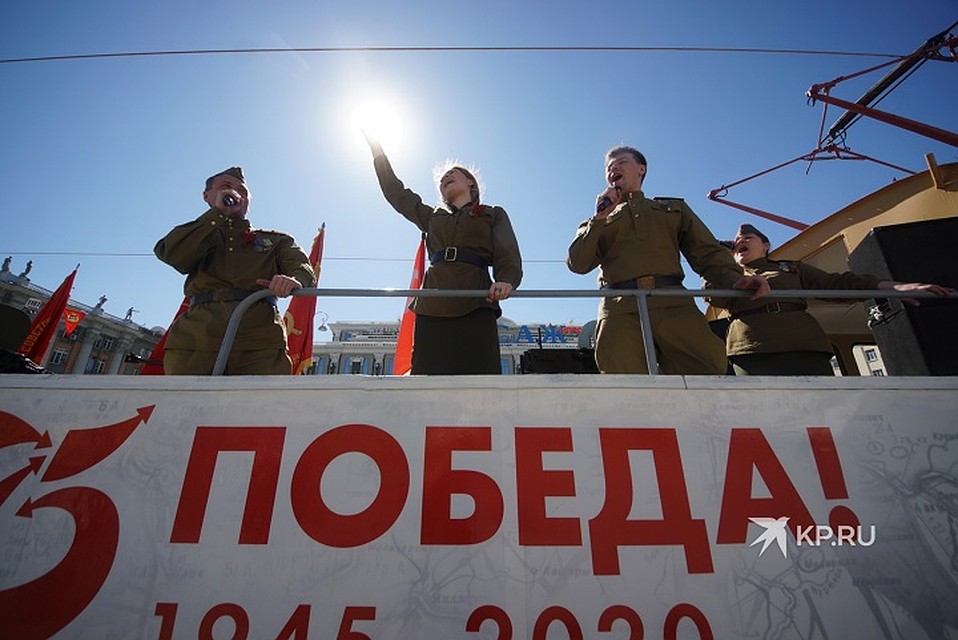 Людям спели военные песни Фото: Алексей БУЛАТОВ