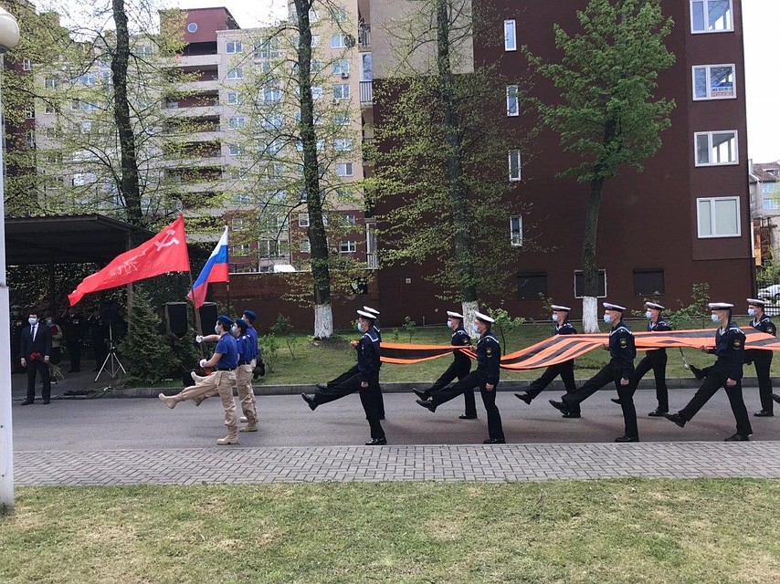 Марш возле дома ветеранов на улице Комсомольской. Фото: Александр КАТЕРУША