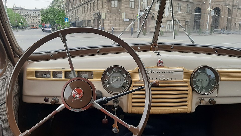 Что снаружи, что изнутри эти авто - настоящий шик. Фото: Екатерина СИМОХИНА
