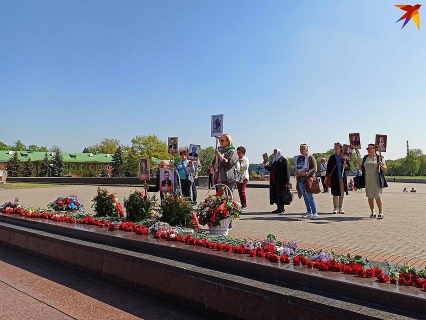 Энтузиасты сами себе устроили шествие к Вечному огню в крепости. Фото: Оксана БРОВАЧ