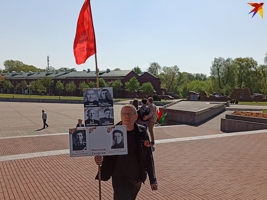 Люди идут с портретами родственников. Фото: Оксана БРОВАЧ