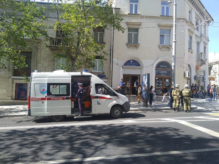 Машина скорой помощи. В ней оказывается помощь водителю одному из пассажиров автомобиля ВАЗ