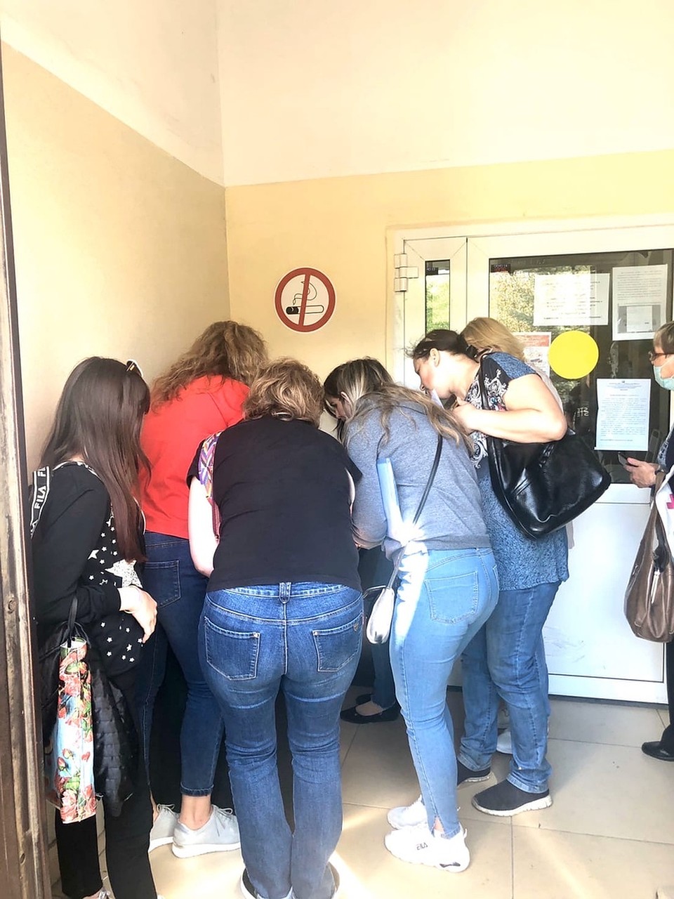 В отделении Пенсионного Фонда России по Миассу собралась толпа желающих узнать все о новой выплате. Фото: группа "ЧП Миасс" vk.com