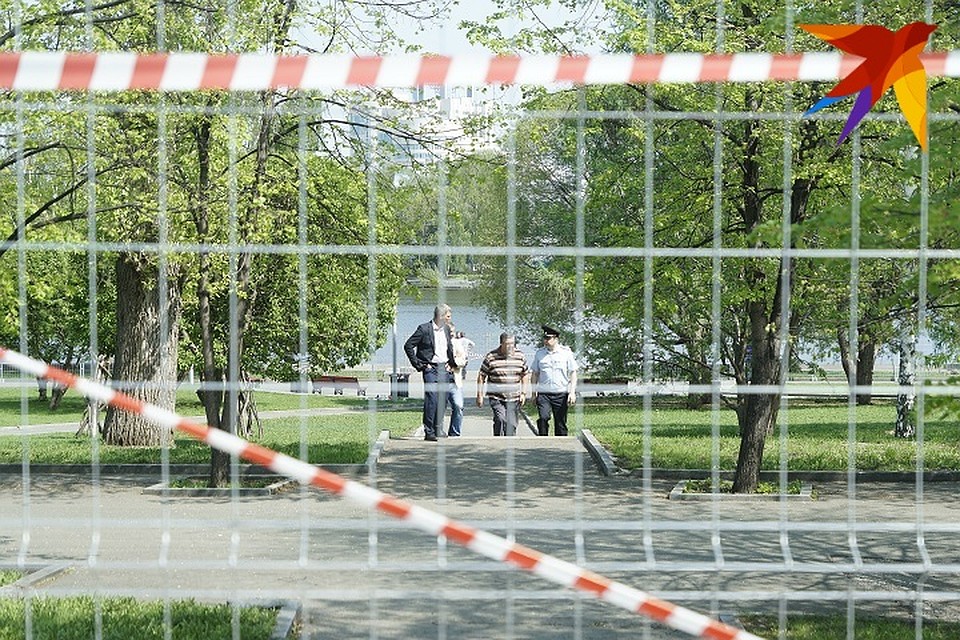 Хлипкий забор можно было легко повалить на землю. Некоторые даже воровали целые блоки Фото: Алексей БУЛАТОВ