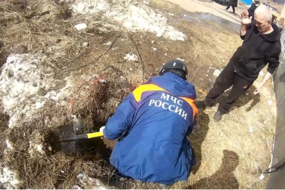 Открытых люков рядом не было. Фото: ДВРПСО МЧС России