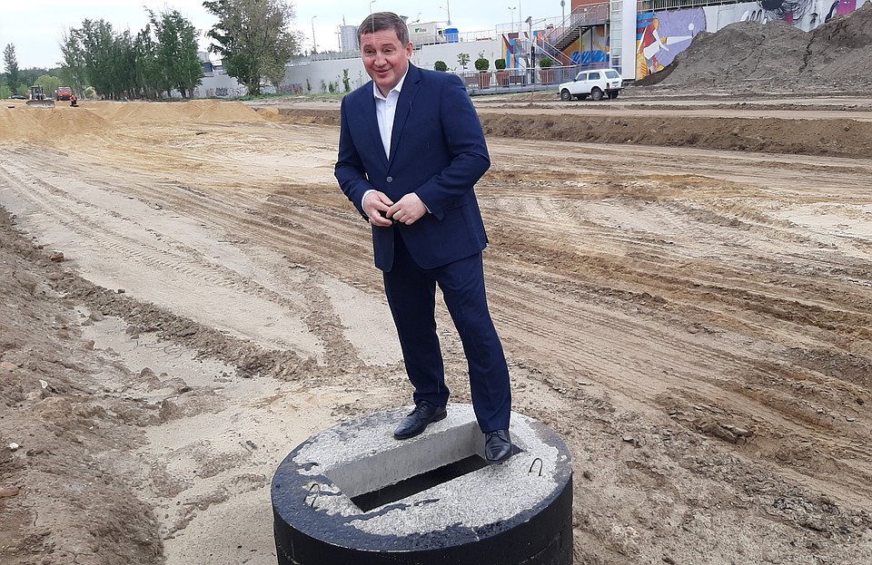 Андрей Бочаров взобрался на колодец - убедиться, что про ливневки не забыли. Фото: Екатерина СИМОХИНА