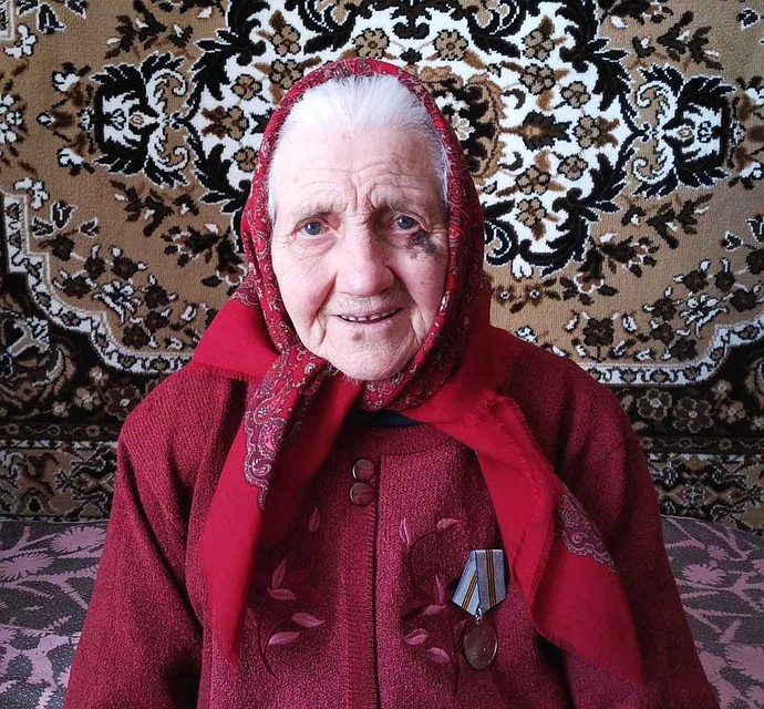В свои 93 года Мария Григорьевна еще занимается огородом и не теряет оптимизма.
