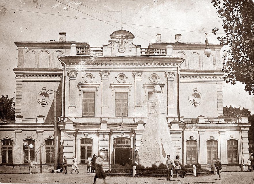 Памятник Карлу Марксу перед Белорусским государственным театром (ныне Купаловским) 1926-1929 года. Фото из Архива Владимира Садовского.