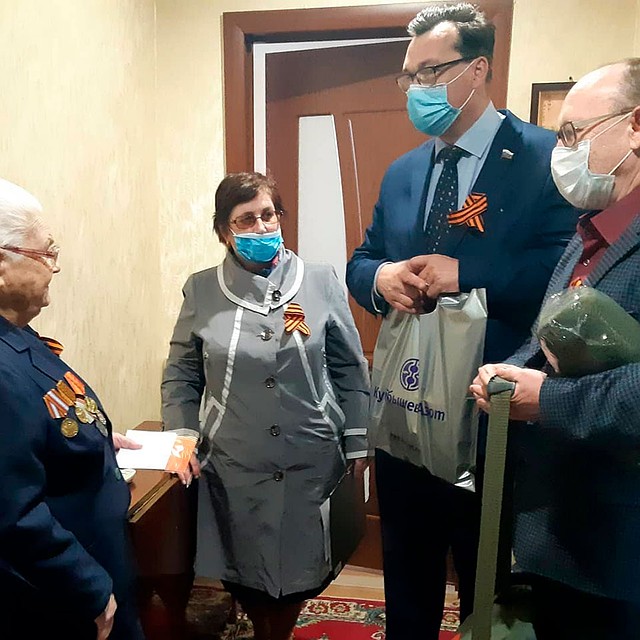 Поздравления получили около 50 участников фронтовых действий и 169 тружеников тыла. Фото: ПАО «КуйбышевАзот»