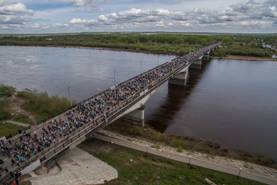 Шествие собирает десятки тысяч человек. Фото: Виктор ГУСЕЙНОВ