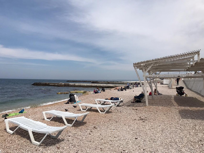 Пляж у Парка Победы. Горожане соскучились по морю Фото: Лидия Коробкова