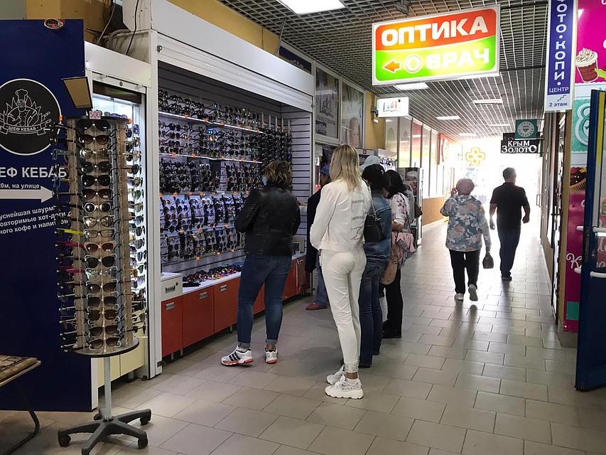 Девушки выбирают солнцезащитные очки к пляжному сезону Фото: Лидия Коробкова