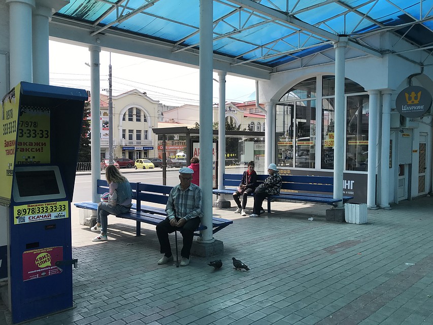 В ожидании автобуса. Горожане все еще соблюдают дистанцию Фото: Лидия Коробкова