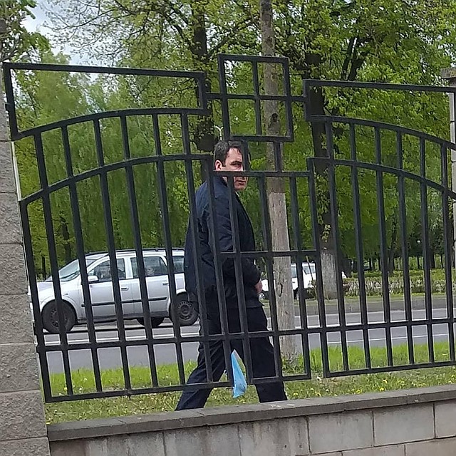 Подписчики в телеграме узнали этого мужчину. Фото: телеграм-канал Беларусь online
