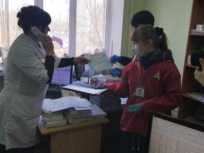 Добровольцы доставляют гражданам больничные листы, льготные лекарства