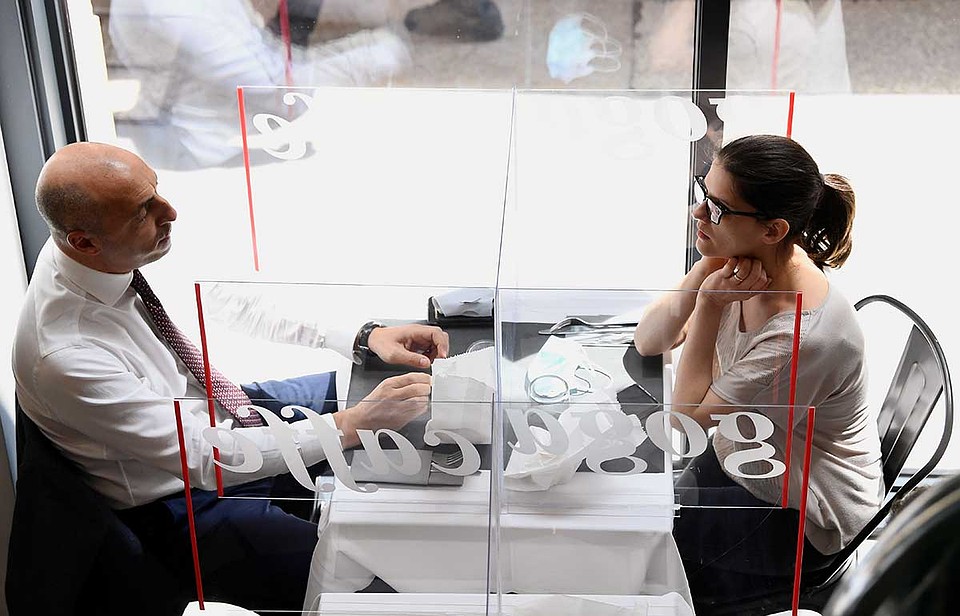Противовирусные ограждения в одном из кафе Милана. Фото: REUTERS