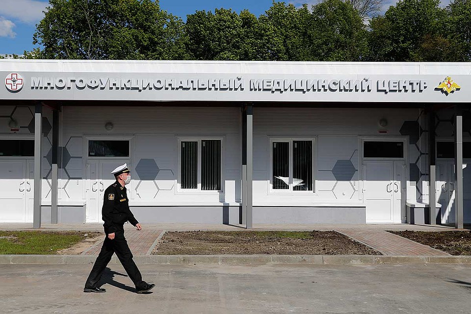 Калининград. Военнослужащий у многофункционального медицинского центра, построенного Министерством обороны РФ. Фото: Виталий Невар/ТАСС