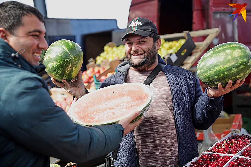 Продавцы уверяют, что майские арбузы сладкие, как мед Фото: Павел МАРТИНЧИК
