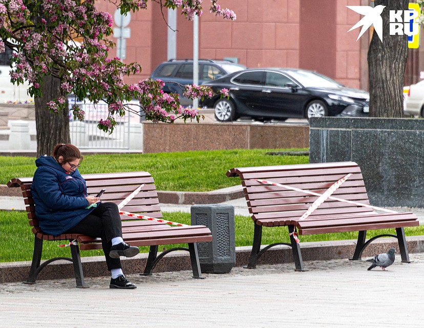 Скамейки в центре закрыли, но прохожих это не смущает. Фото: Михаил ФРОЛОВ