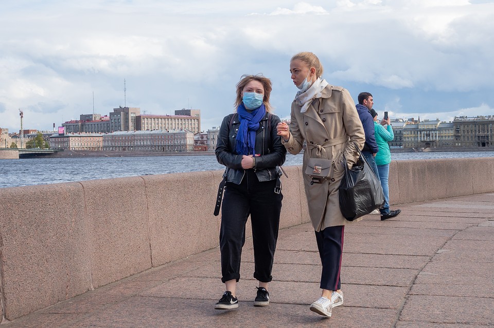 Пока причин ослаблять карантинный режим в Петербурге Смольный не видит. Фото: Олег ЗОЛОТО
