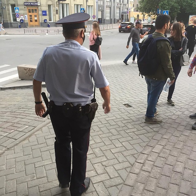 Полиция прервала концерт.