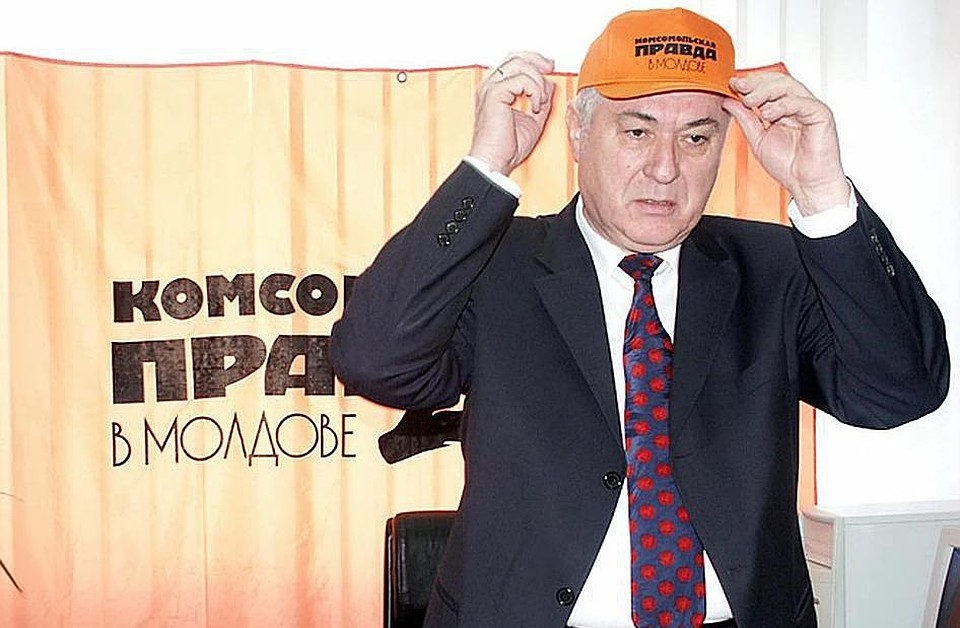 То самое кресло (почти убийца) виднеется в районе поясницы экс-президента - черным зловещим пятном. Фото: Сергей СЕДЛЕЦКИЙ