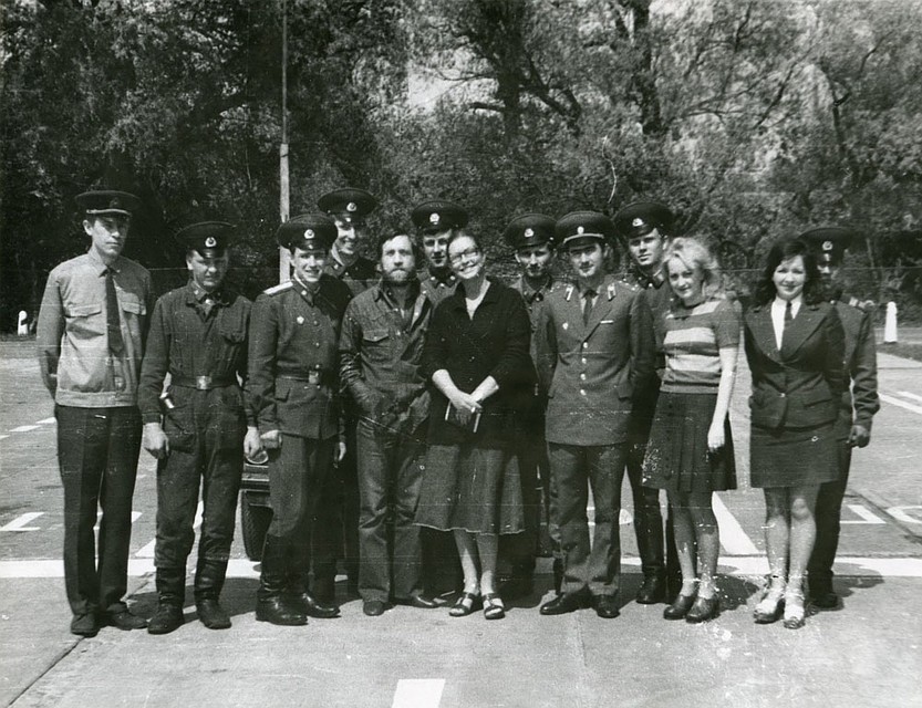 Высоцкий и Марина Влади (в центре) сфотографировались с пограничниками и таможенниками на Варшавском мосту. Фото: из архива Сергея Сухого