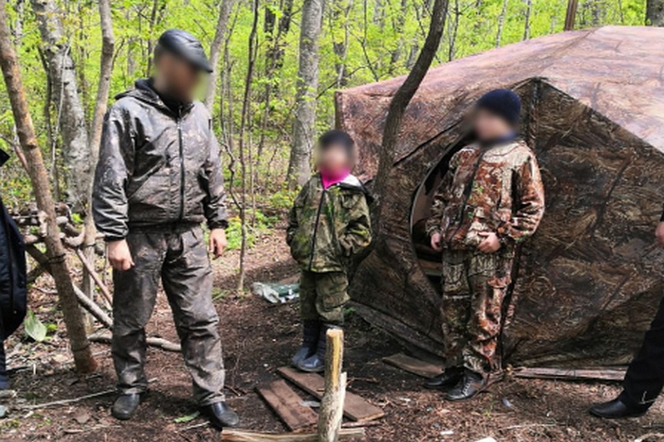 Пропавшую семью нашли в лесу - там они соорудили палатку со всеми необходимыми продуктами. Фото: УМВД по Приморскому краю.Пропавшую семью нашли в лесу - там они соорудили палатку, в которой было все необходимое. Фото: УМВД по Приморскому краю.