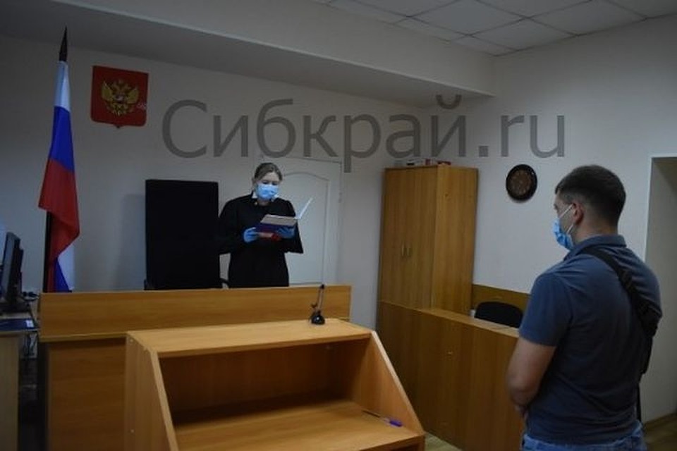 За нарушение постановления губернатора и нахождение на поляне около Бугринского моста без маски молодые люди получили штрафы. Фото: Сибкрай.ru