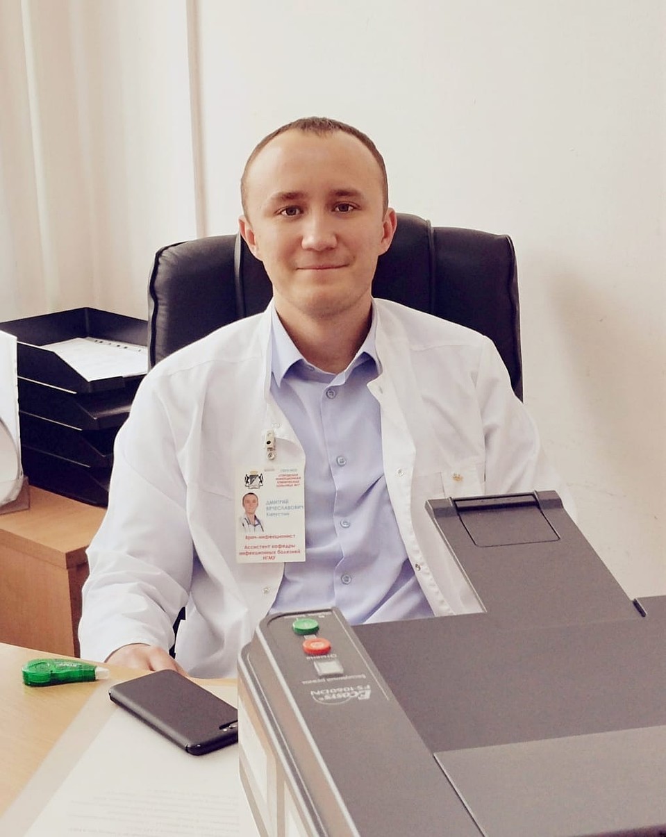 Защитный костюм положен только в грязной зоне. Во второй половине дня – работа с документацией. Фото: личный архив.