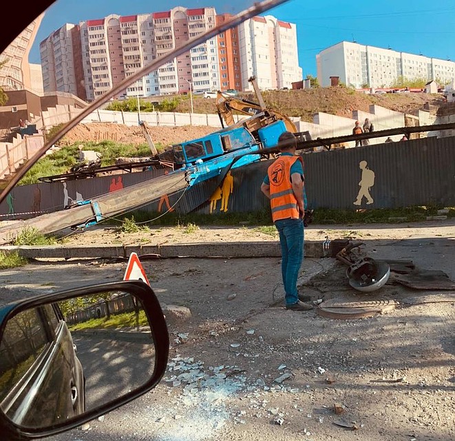 кран сбил стрелой фонарный столб Фото: Юлия АХРИМОВА