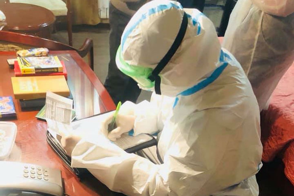 Вот в таком защитном костюме медик забрал заболевшего коронавирусом постояльца оберватора. Фото: личный архив Павла Циколина