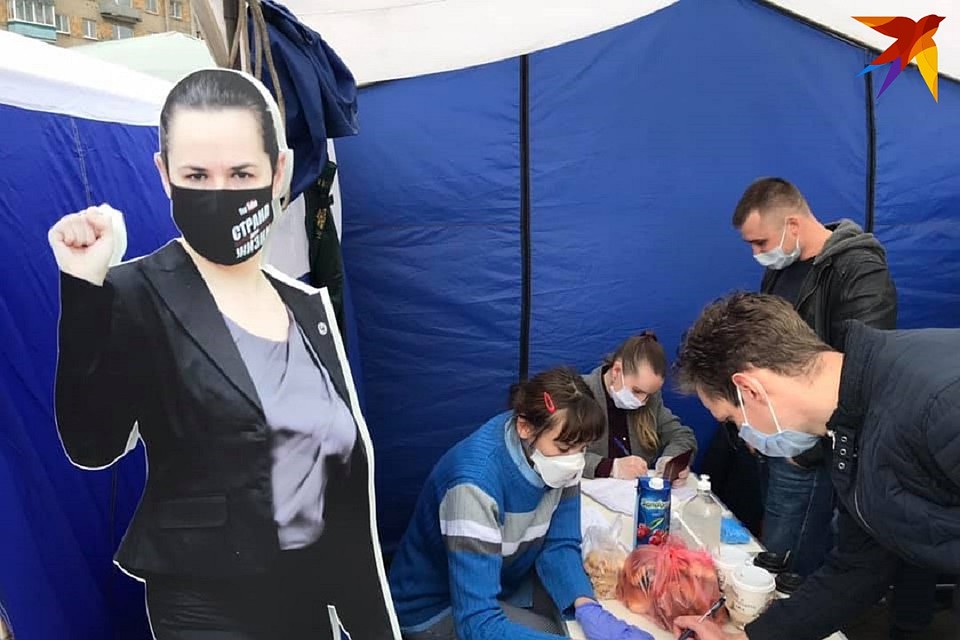 Жена блогера Тихановского присутствует на площади в виде картонного щита. Фото: Сергей МАЛИНОВСКИЙ