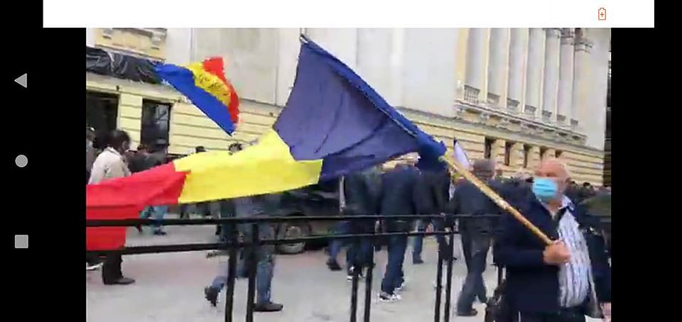 Патриоты с румынскими флагами.