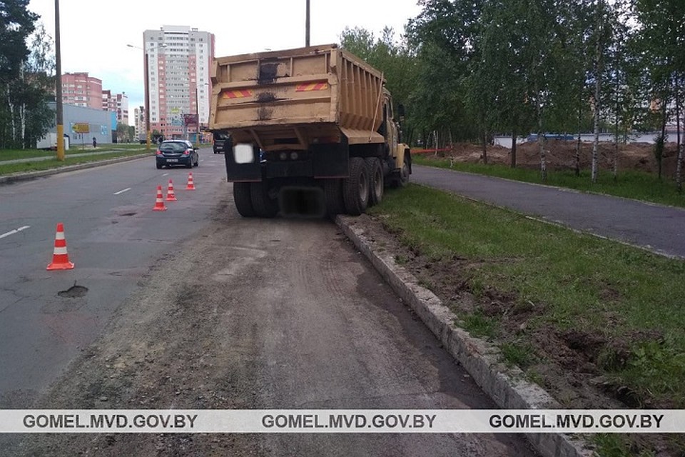 Машина внезапно покатилась, пока он проверял неисправность. Фото: УВД Гомельского облисполкома.